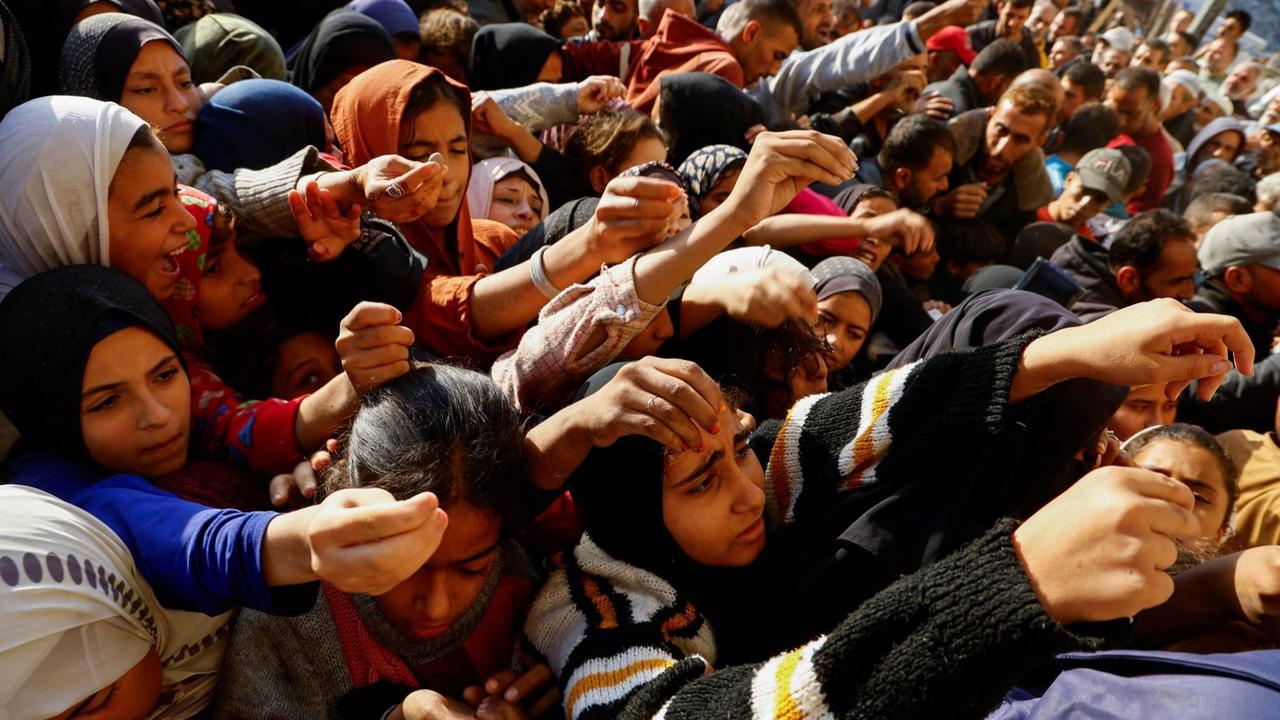 Ribuan warga Palestina berdesakan antre roti