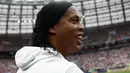 Legenda sepakbola Brasil, Ronaldinho memeriahkan seremonial final Piala Dunia 2018 antara Prancis vs Kroasia di Stadion Luzhniki, Minggu (15/7). Ronaldinho membuat kejutan dengan tampil sebagai penabuh jenis musik gendang, bongo. (AFP/Odd ANDERSEN)