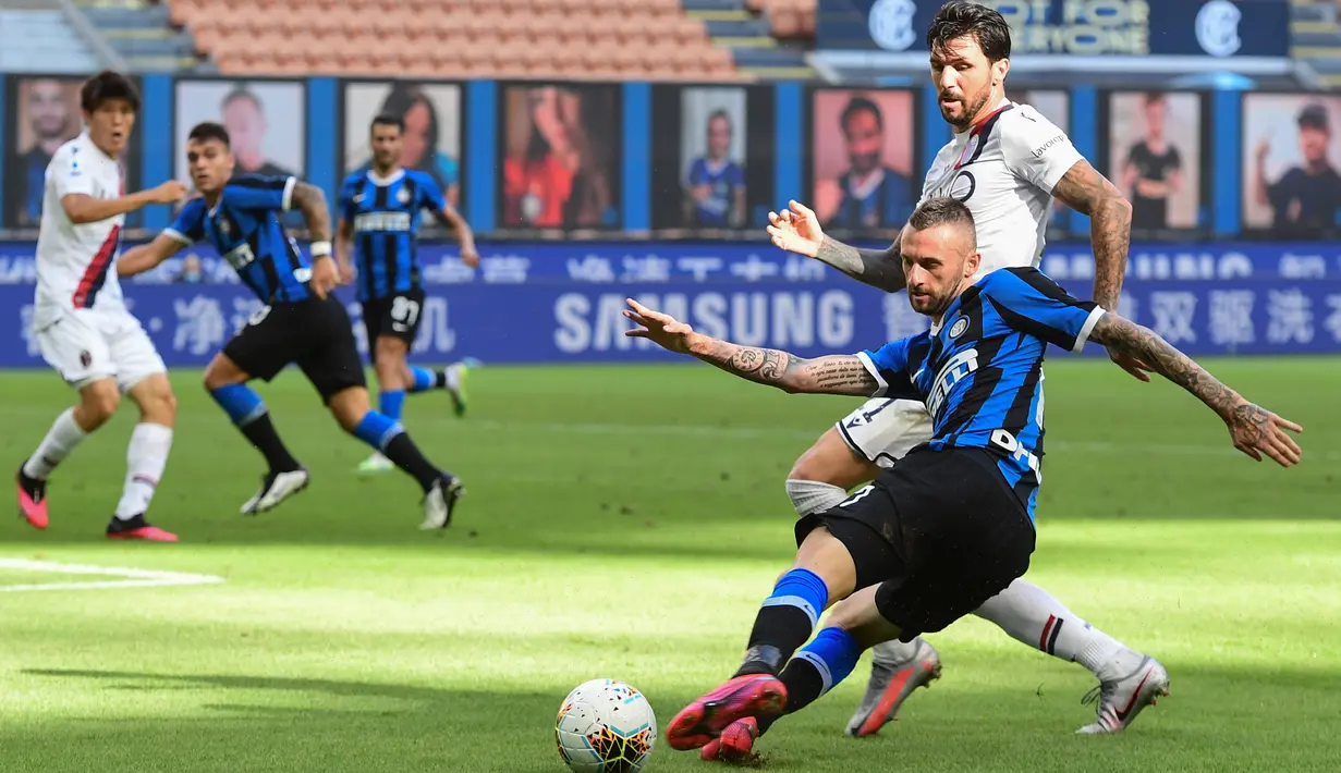 Bek Inter Milan, Marcelo Brozovic berebut bola dengan gelandang Bologna, Roberto Soriano pada pekan ke-30 Serie A 2019-2020, di Stadion Giuseppe Meazza, Minggu (5/7/2020). Inter Milan ditumbangkan Bologna 1-2 di kandang sendiri. (MIGUEL MEDINA / AFP)