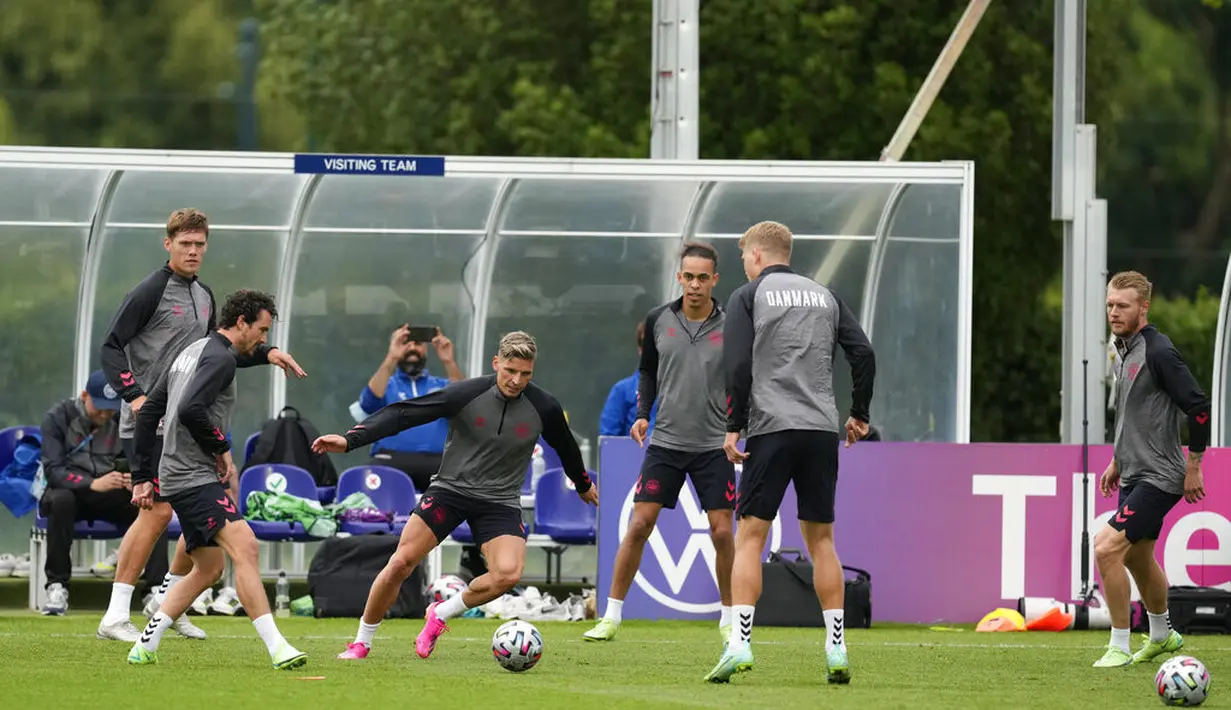 Para pemain Denmark mengikuti sesi latihan tim di tempat latihan Tottenham Hotspur di London, Selasa (6/7/2021). Denmark merengkuh tiket semifinal Euro 2020 usai menang 2-1 atas Republik Ceko. (AP Photo/Thanassis Stavrakis)