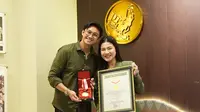 Felicya Angelista dan suami, Immanuel Caisar Hito meraih penghargaan MURI kategori Penjualan Parfum Terbanyak Secara Daring dalam waktu 30 Menit. (Foto: Dok. Koleksi Pribadi Felicya Angelista)