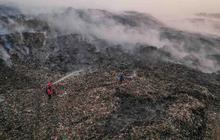 FOTO: Pemadaman TPA Jatiwaringin Memasuki Hari Keempat