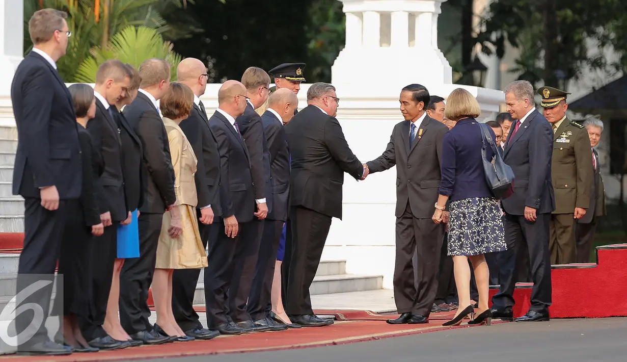 Presiden Joko Widodo berjabat tangan dengan jajaran delegasi Finlandia di Istana Merdeka, Jakarta, Selasa (3/11). Pertemuan tersebut akan membahas tata kelola lahan gambut untuk mengantisipasi bencana kebakaran hutan. (Liputan6.com/Faizal Fanani)