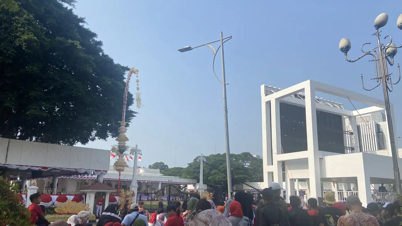 Ratusan warga memadati pagar depan Istana Merdeka Jakarta menjelang Upacara Penurunan Bendera HUT ke-78 RI.