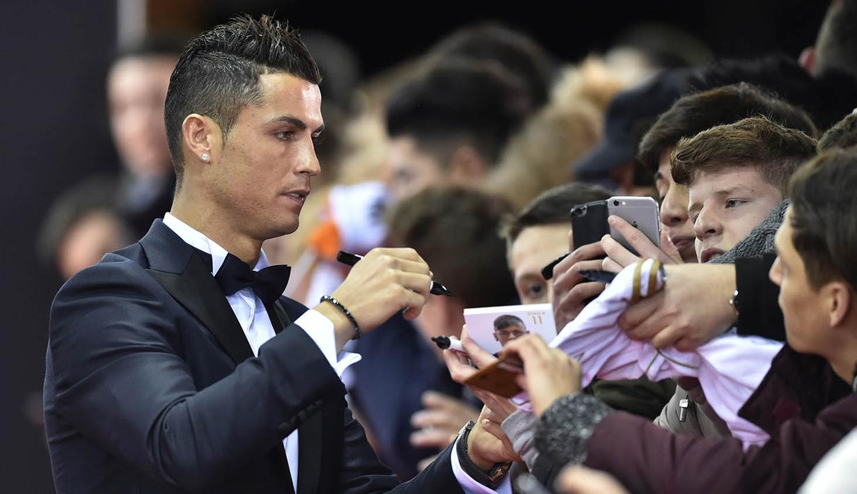 Kekayaan dari pesepak bola berkebangsaan Portugal itu selain dari lapangan hijau juga didapat dengan membintangi beberapa iklan. (AFP/Michael Buholzer) 