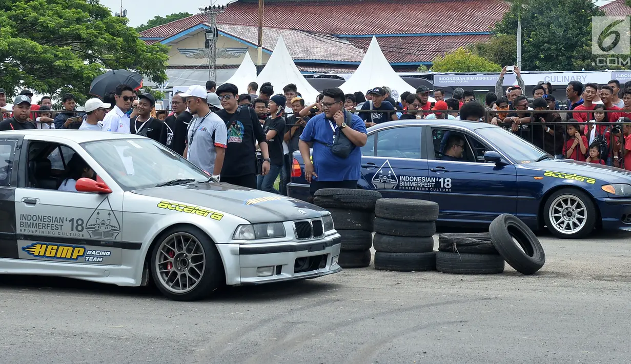 Dua mobil BMW melaju di arena balapan pada Indonesian Bimmerfest 2018 di Semarang, Jawa Tengah, Minggu (18/11). Kegiatan tahunan yang diikuti 1000 anggota dari berbagai kota diselenggarakan BMW Car Clubs Indonesia. (Liputan6.com/HO/Doni)