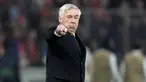 Pelatih Real Madrid, Carlo Ancelotti memberikan arahan kepada pemainnya saat laga lanjutan Grup C Liga Champions 2023/2024 melawan Union Berlin di Olympiastadion, Berlin, Jerman, Rabu (13/12/2023) dini hari WIB. (AP Photo/Markus Schreiber)