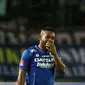 Pemain Persib Bandung, David Laly merayakan golnya ke gawang Bali United pada laga Torabika Soccer Championship 2016 di Stadion Si Jalak Harupat, Soreang, Bandung, Sabtu (14/5/2016). (Bola.com/Nicklas Hanoatubun)