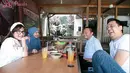 Kiki dan Agung tampak kompak mengenakna putih-putih. Mereka makan di warung makan Belut Baros Hj Uum di kawasan Pandeglang, Banten. [Youtube/Kiki Amalia]