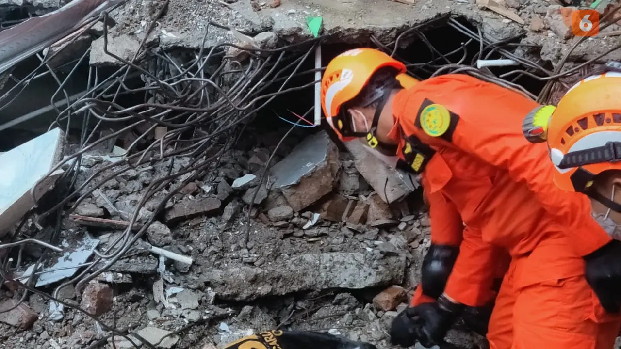 evakuasi korban gempa di Mamuju oleh Basarnas Palu