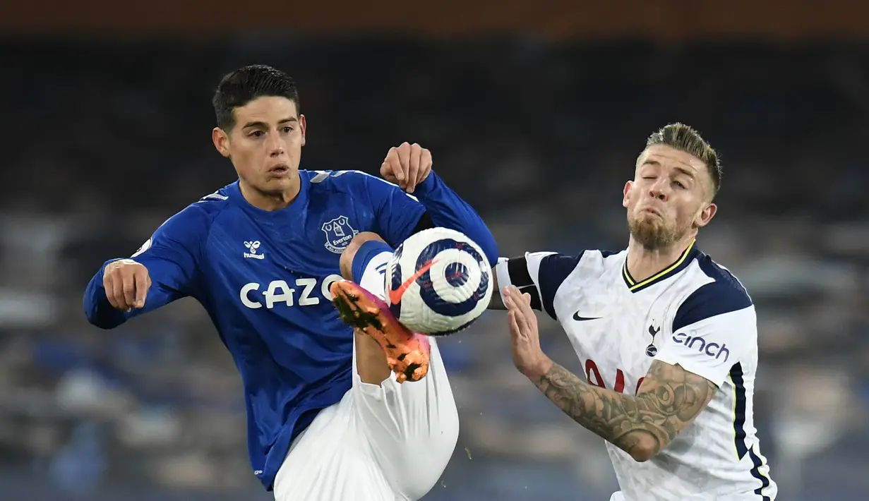 Gelandang Everton, James Rodriguez berebut bola dengan bek Tottenham Hotspur, Toby Alderweireld pada pertandingan lanjutan Liga Inggris di Goodison Park di Liverpool, Inggris, Sabtu (17/4/2021). Everton bermain imbang atas Tottenham 2-2. (Peter Powell / Pool via AP)