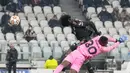 Pemain Juventus Moise Kean (kiri) mencetak gol ke gawang Malmo pada pertandingan sepak bola Grup H Liga Champions di Allianz Stadium, Turin, Italia, 8 Desember 2021. Juventus menang 1-0. (AP Photo/Antonio Calanni)
