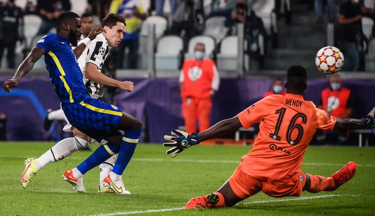 Juventus. Chelsea dikalahkan Juventus 0-1 di fase grup Liga Champions 2021/2022. Pada matchday ke-2 Grup H di markas Juventus tersebut (29/9/2021), Chelsea kalah lewat gol tunggal Federico Chiesa pada menit ke-46. (AFP/Marco Bertorello)