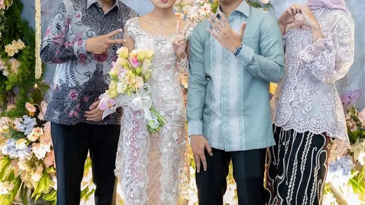 6 Potret Awet Muda Alya Rohali Kenakan Kebaya Ungu saat Acara Tunangan Putri Sulungnya