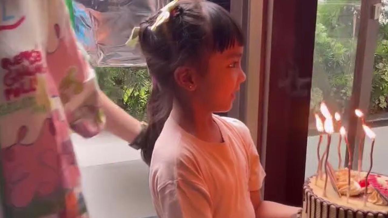 7 Potret Momo Geisha dan Anak Beri Hadiah Ulang Tahun ke Opung, Kadonya Besar Banget Ternyata Ini Isinya