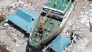 Pandangan udara, sebuah kapal KM Sabuk Nusantara 39 terseret ombak akibat tsunami Pelabuhan Wani, Donggala, Sulawesi Tengah Kamis (4/10). Kerusakan akibat gempa juga membuat rusak pelabuhan Pantoloan. (Liputan6.com/Fery Pradolo)