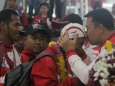 Menpora, Imam Nahrawi menyambut kontingen Indonesia yang mengikuti ASEAN Paragames 2017 di Bandara Adi Soemarmo, Solo, (24/9/2017). Indonesia berhasil meraih juara umum dengan meraih 26 medali emas 75 perak dan 50 perunggu.  (Bola.com/Ronal Seger)
