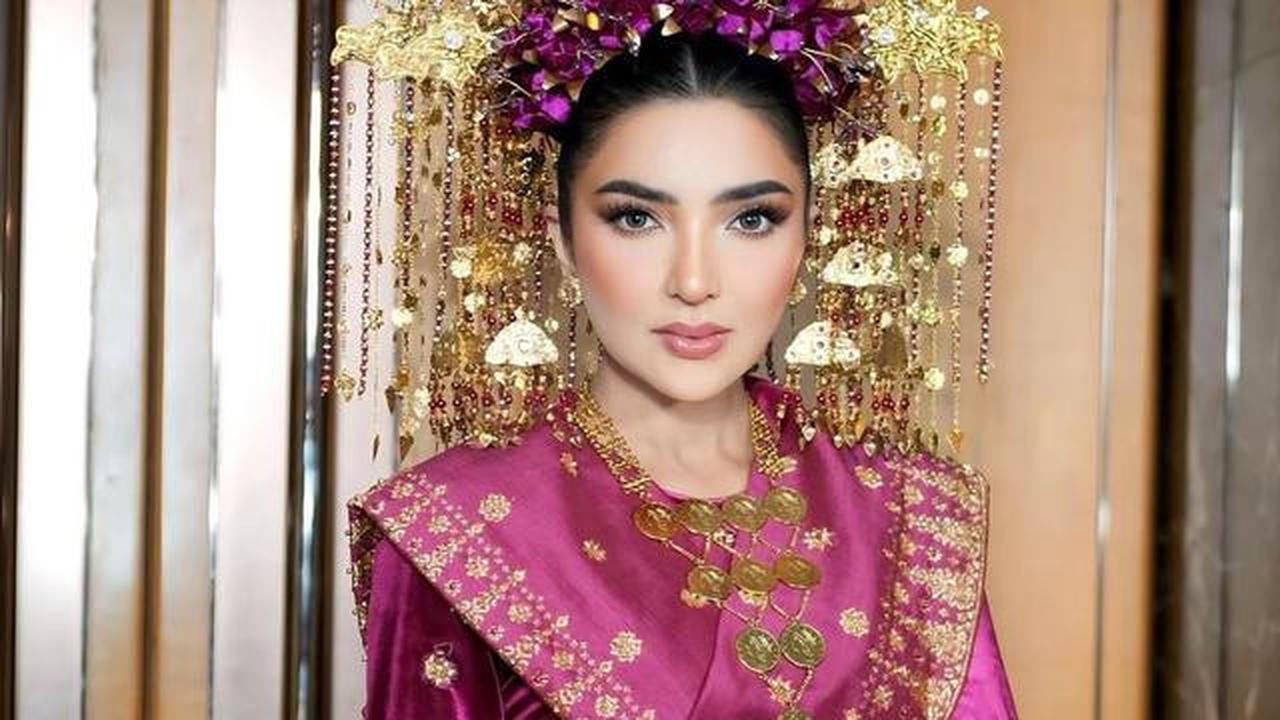 Pesona Elegan Ashanty dalam Balutan Busana Adat Palembang yang Mewah