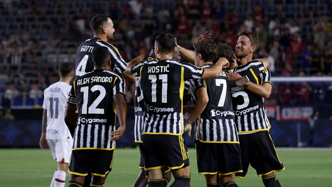 Pemain Juventus merayakan gol