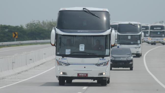Bus yang digunakan Presiden Joko Widodo saat menjajal jalan Tol Trans Jawa, Kamis (20/12). Jokowi menggunakan bus ketika uji coba trans Jawa sepanjang 341 km dari Surabaya menuju Jembatan Kali Kuto, di Kendal, Jawa Tengah. (Liputan6.com/Angga Yuniar)