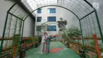 Warga berswafoto di Balkot Farm kawasan Balai Kota DKI Jakarta, Senin (15/7/2019). Balkot Farm merupakan implementasi dari konsep pertanian perkotaan atau urban farming dari berbagai jenis tanaman tumbuh seperti kangkung, pakcoy, sawi, bayam, sereh, hingga lidah buaya. (Liputan6.com/Herman Zakharia)