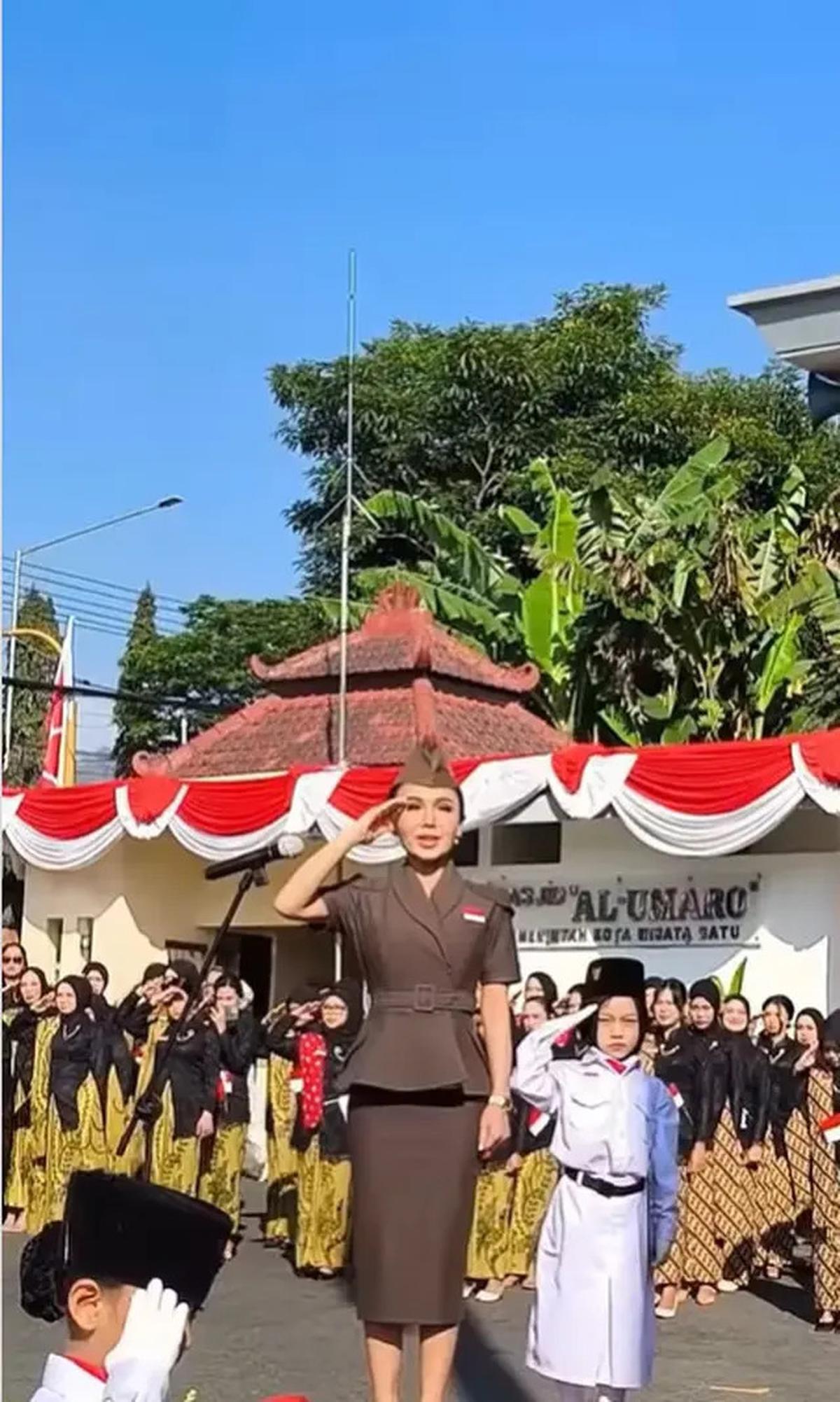 7 Potret Yuni Shara Jadi Pembina Upacara HUT ke-80 RI di PAUD Miliknya, Tampil Anggun Curi Perhatian