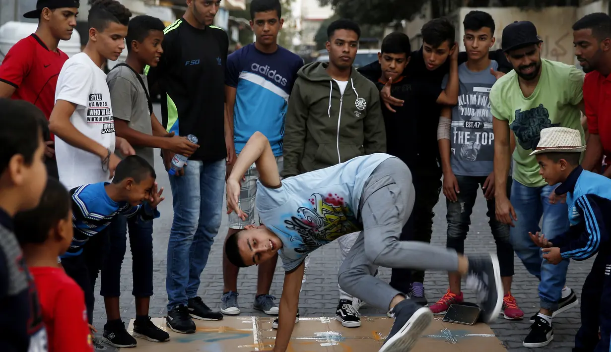 Seorang penari Palestina Ahmed al-Ghariz melatih anak-anak untuk menari di kamp pengungsi Al-Nusairat, Jalur Gaza tengah (5/11/2019). Pelatihan menari ini diikuti sekitar 60 peserta mulai dari usia 6 hingga 20 tahun. (AP Photo/Hatem Moussa)
