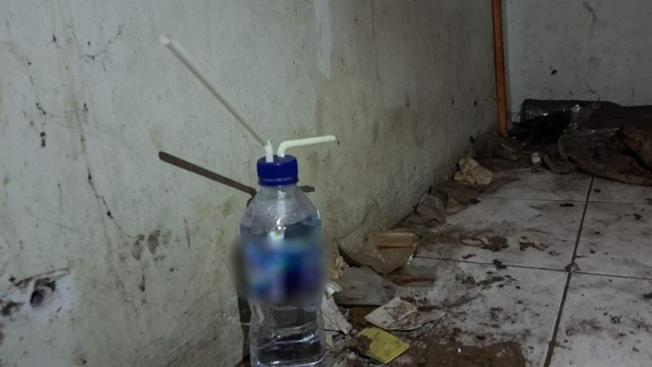 Kami berjalan menyusuri barisan los pedagang yang gelap dan kotor.
