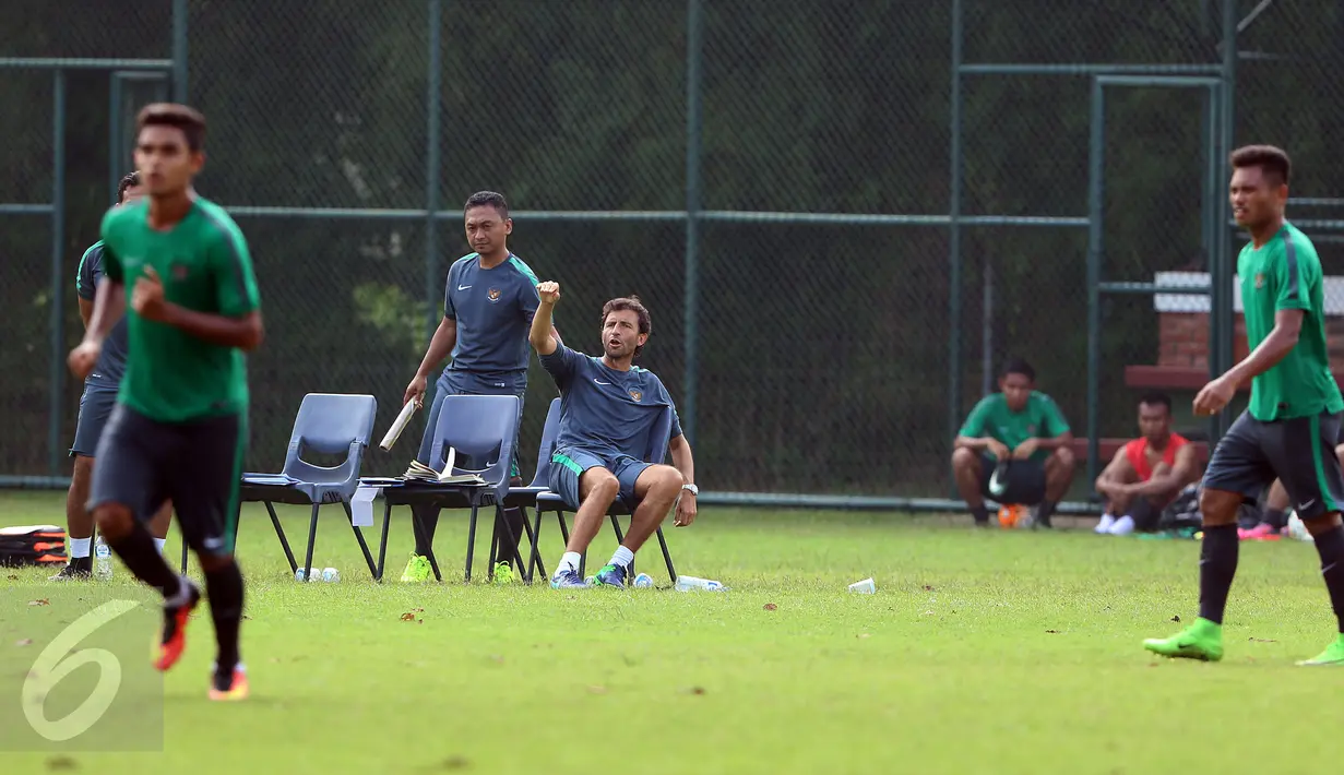 Pelatih Timnas Indonesia U-22, Luis Milla Aspas (duduk) memberi arahan pada timnya saat laga uji coba di Lapangan SPH Karawaci, Tangerang, Selasa (25/4). Timnas Indonesia U-22 unggul 2-1. (Liputan6.com/Helmi Fithriansyah)