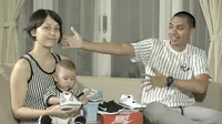 Rayi pun menghadirkan keluarganya yang juga ditularkan menggemari sneakers. (capture vidio.com)