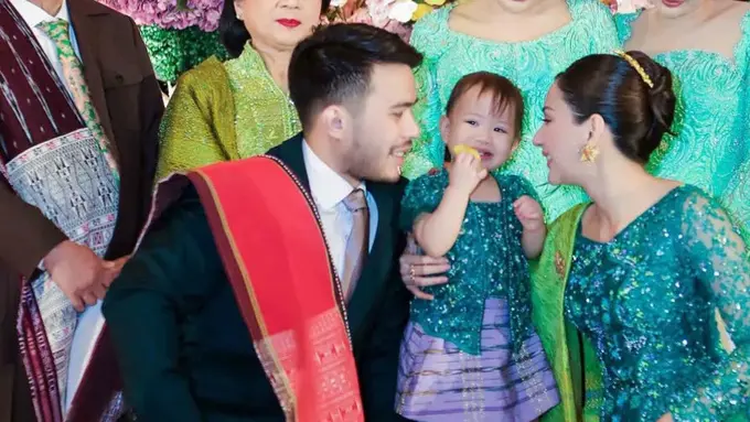 Jessica Mila dan Yakup saat putrinya dibaptis. [@nataliahasibuan]