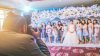 Fotografer ini diminta terus bekerja selama acara yang berjalan 10 jam. (Sumber: World of Buzz)