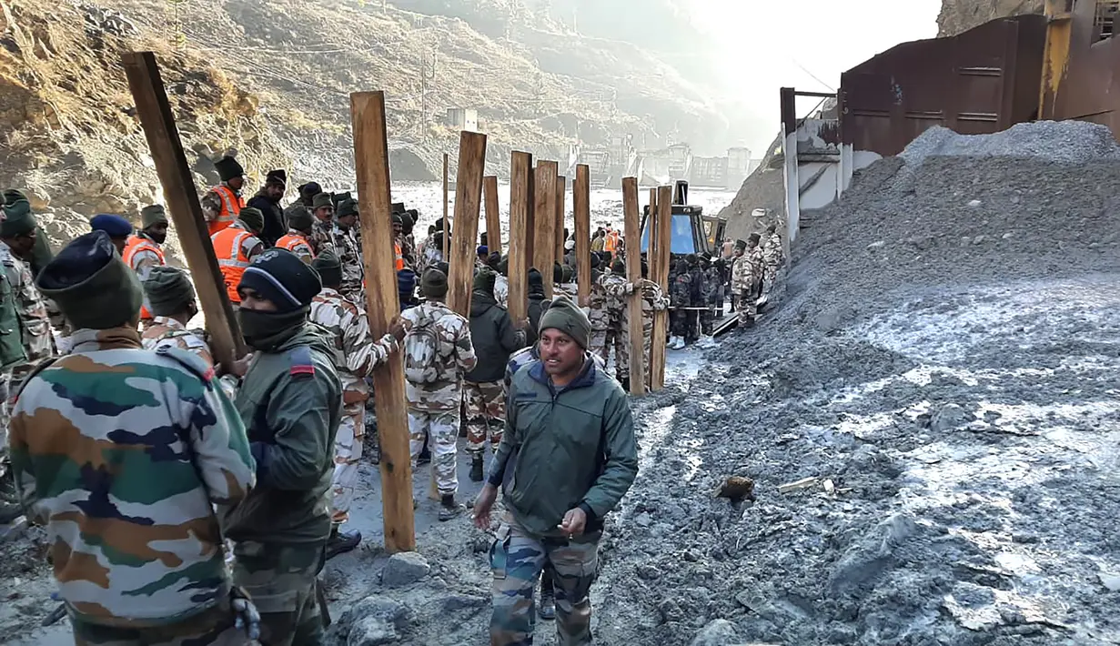 Personel ITBP melakukan penyelamatan pekerja di salah satu proyek pembangkit listrik tenaga air di desa Reni di distrik Chamoli, di Uttrakhund, India (8/2/2021).  Gletser terputus, melepaskan semburan air dan puing-puing yang menghantam dua pembangkit listrik tenaga air pada hari Minggu. (AP Photo)