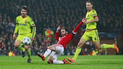  Pemain Manchester United Juan Mata berebut bola dengan para pemain CSKA Moscow pada lanjutan Liga Champion Grup B di Stadion Old Trafford, Manchester, Inggris , Rabu(4/11/2015) dini hari. (Action Images via Reuters / Jason Cairnduff)