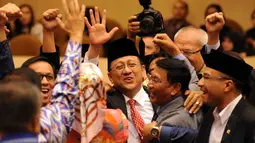 Irman Gusman menyapa pendukungnya usai kembali terpilih sebagai Ketua Dewan Perwakilan Daerah RI 2014-2019, Jakarta, (2/10/2014). (Liputan6.com/Helmi Fithriansyah)