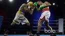 Aksi Daud Yordan (kanan)  membongkar pertahanan lawannya Campee Phayom di OCBC Arena, Singapura, Sabtu (25/3/2017).  Daud Yordan menang KO pada ronde kedua. (Bola.com/Nicklas Hanoatubun)