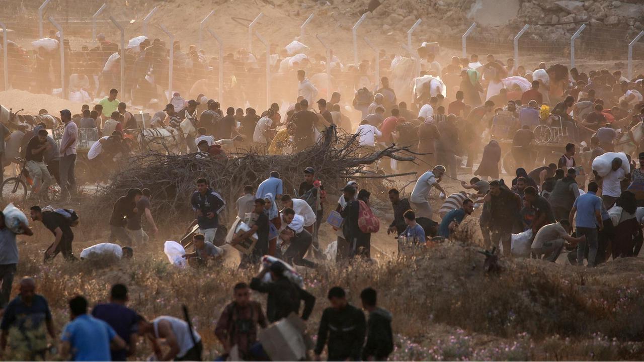 FOTO: Ribuan Warga Gaza Mengambil Paket Bantuan Bahan Makanan