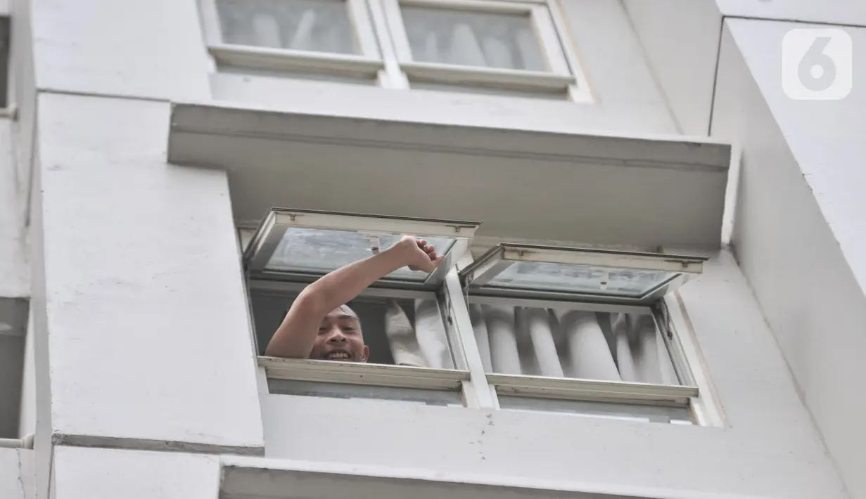 Pasien Covid-19 berada di kamar tower RSDC Wisma Atlet, Kemayoran, Jakarta, Senin (7/3/2022). Pemerintah menurunkan status PPKM menjadi level 2 untuk wilayah Jabodetabek dan Surabaya dikarenakan penurunan kasus konfirmasi harian dan juga rawat inap rumah sakit. (merdeka.com/Iqbal S. Nugroho)