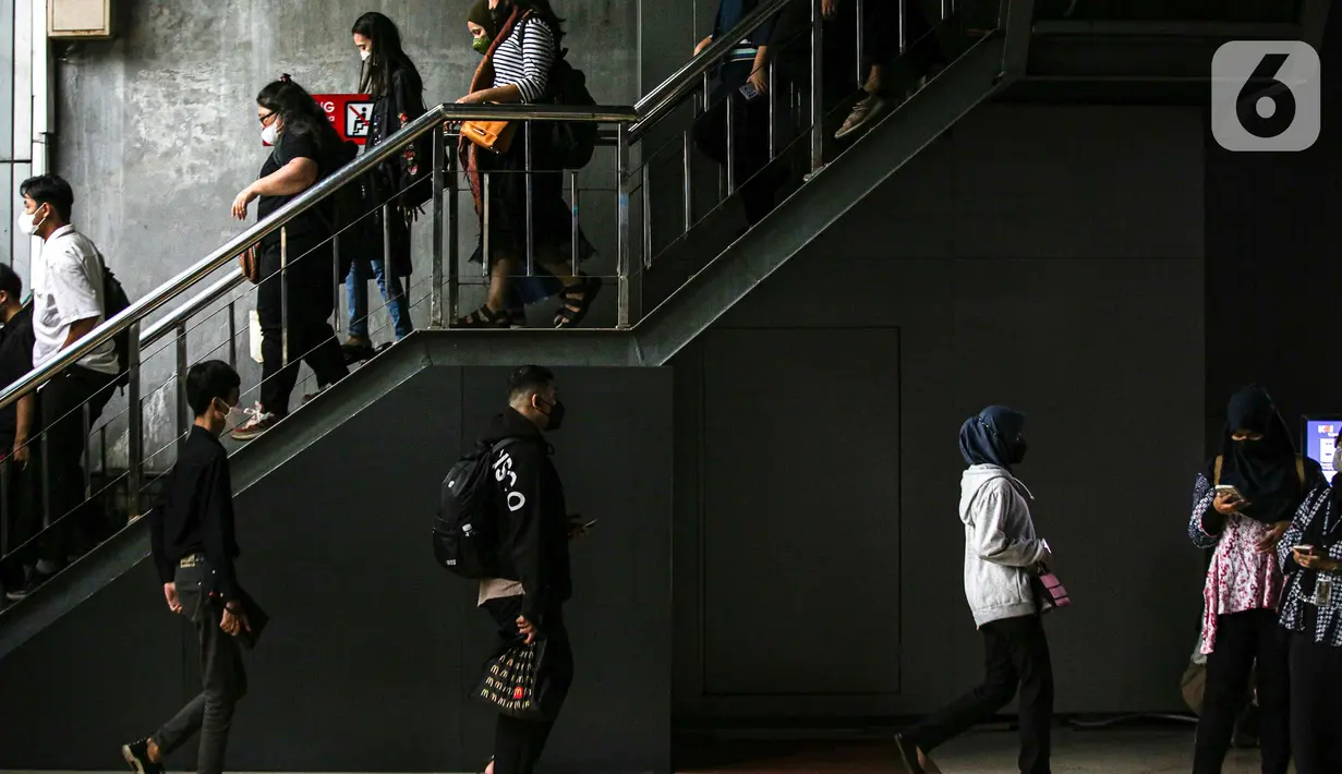 Penumpang berjalan di Stasiun KRL Commuter Line Sudirman, Jakarta, Jumat (30/12/2022). VP Corporate Secretary KAI Commuterline Indonesia Anne Purba mengatakan, pihaknya belum mendapatkan informasi resmi terkait kenaikan tarif KRL. (Liputan6.com/Faizal Fanani)