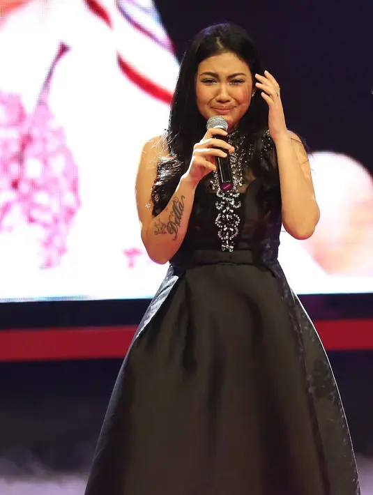 “Kan 24 jam jagain. Saya bilang kak istighfar. Kalau siang banyakan tidur. Banyakan bangun malam, ngajak ngobrol. Karena mungkin jam tidur kebalik. Pengaruh obat segala macam mungkin," kata Della. (Bambang E. Ros/Bintang.com)