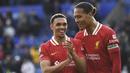 Pemain Liverpool, Trent Alexander-Arnold (kiri) merayakan kemenangan bersama Virgil van Dijk setelah laga lanjutan Liga Inggris 2024/2025 melawan Leicester City di King Power Stadium, Leicester, Inggris, Sabtu (20/04/2025) waktu setempat. (AP Photo/Rui Vieira)
