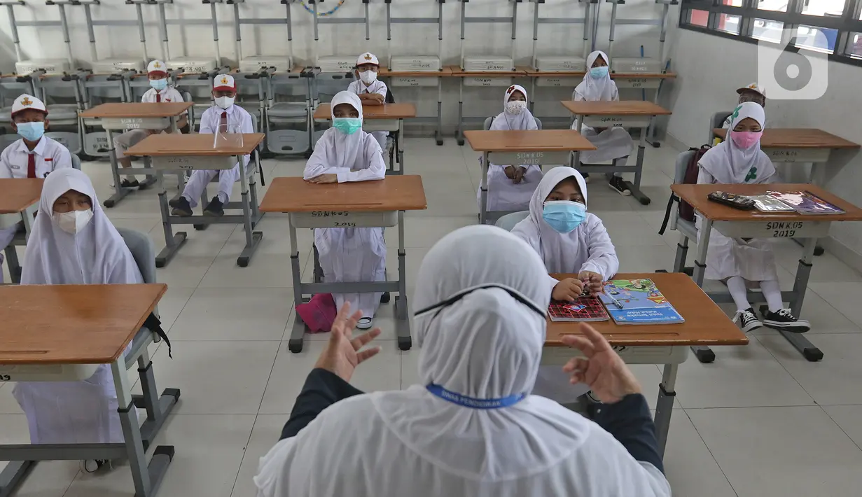 Siswa mengikuti uji coba pembelajaran tatap muka di SDN 05 Kalisari, Jakarta, Senin (30/8/2021). Pemprov DKI menggelar pembelajaran tatap muka di tengah pandemi covid-19 mulai 30 Agustus 2021 secara terbatas dengan kapasitas 50 persen pada setiap satuan pendidikan. (Liputan6.com/Herman Zakharia)