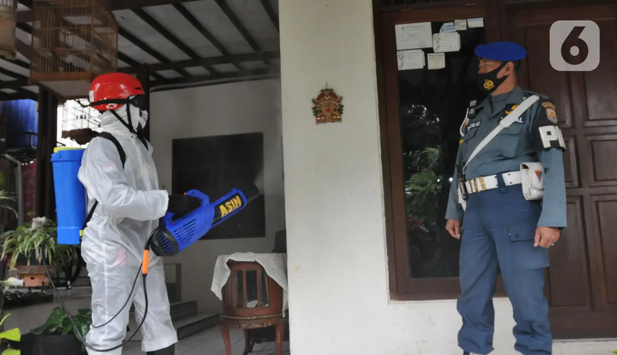 Petugas PMI melakukan penyemprotan disinfektan pada puskesmas di RW 09 Kompleks TNI AL Gandaria, Jakarta Selatan, Senin (14/2/2022). Penyemprotan yang difasilitas Satgas Covid 19 Lantamal III TNI AL tersebut dilakukan untuk mencegah penyebaran COVID-19 varian Omicron. (merdeka.com/Arie Basuki)