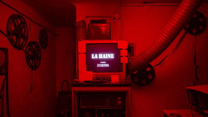 Judul film Prancis 1995 La Haine yang diproyeksikan pada layar TV kontrol di bioskop terbuka Zephyros, Athena, Yunani, 1 Agustus 2020. Pandemi COVID-19 memaksa bioskop terbuka dipersingkat sehingga menyebabkan penurunan jumlah penonton. (ANGELOS TZORTZINIS/AFP)