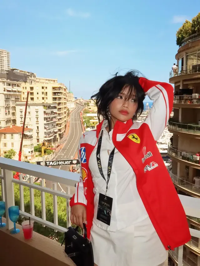 Nonton F1 Monaco, Fuji Utami Tampil Chic dengan Outfit Serba Putih Berbalut Biker Jacket dan Tas Hermes Rp594 Jutaan