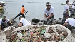 Prajurit Pusat Hidrografi dan Oseanografi TNI AL bersama petugas keamanan Ancol membersihkan sampah di sepanjang Pantai Ancol, Jakarta, Selasa (22/1). Kegiatan tersebut dalam rangka memperingati Hari Dharma Samudera 2019. (Merdeka.com/Iqbal S. Nugroho)