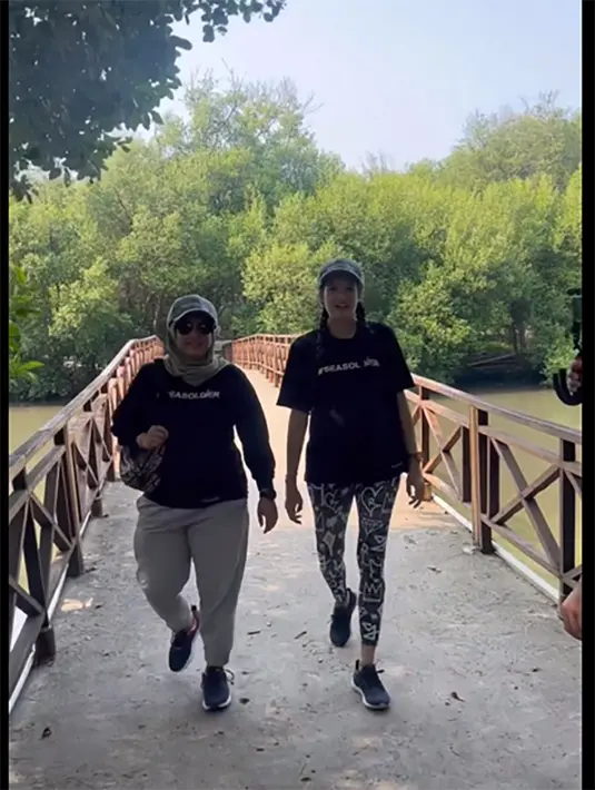 Puteri Indonesia 2005 kelahiran Hanover, Jerman itu mengikuti Munas (Musyawarah Nasional) bersama komunitasnya. Tidak sendiri, tapi juga mengajak baby Djiwa. [Instagram/nadinelist]
