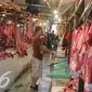 Aktivitas jual beli daging sapi di Pasar Senen, Jakarta, Jumat (5/8). Pemerintah mencabut ketentuan kewajiban importir daging untuk menyerap daging lokal sebanyak tiga persen dari total kuota impor yang diperoleh. (Liputan6.com/Angga Yuniar)