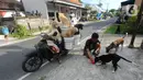 Yang digunakan sebagai pakan babi peliharaannya sekaligus memberi makan anjing-anjing liar yang ditemuinya di jalan. (merdeka.com/Arie Basuki)
