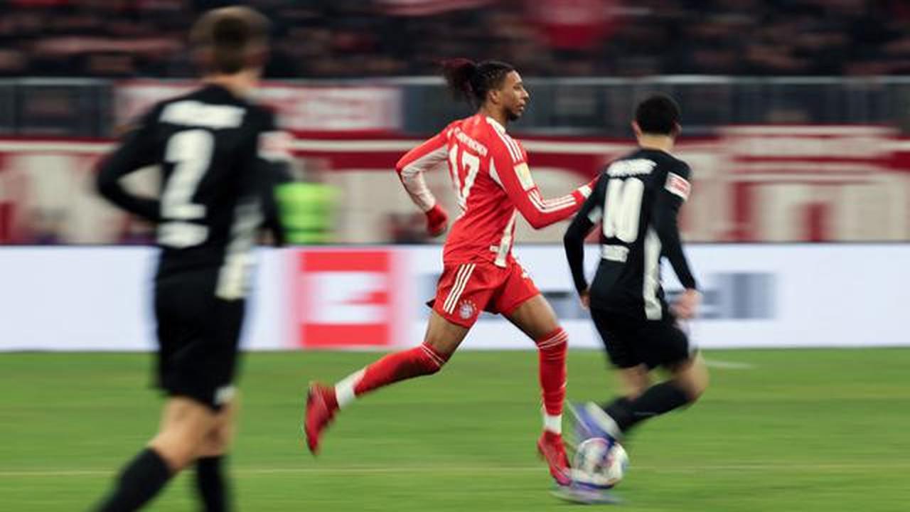 Pemain Bayern Munchen, Michael Olise menggiring bola melewati pemain VfL Wolfsburg dalam laga lanjutan Liga Jerman 2025/2026 di Allianz Arena, Munchen, Jerman, Minggu (11/01/2026) waktu setempat. (AFP/Alexandra Beier)